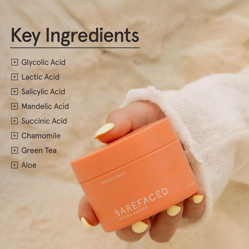 Aplicación fácil de Barefaced Toning Pads sobre piel limpia para exfoliar.