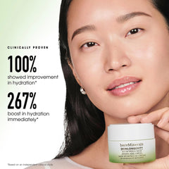 aplicación suave de la crema bareminerals en las manos para hidratación cotidiana.
