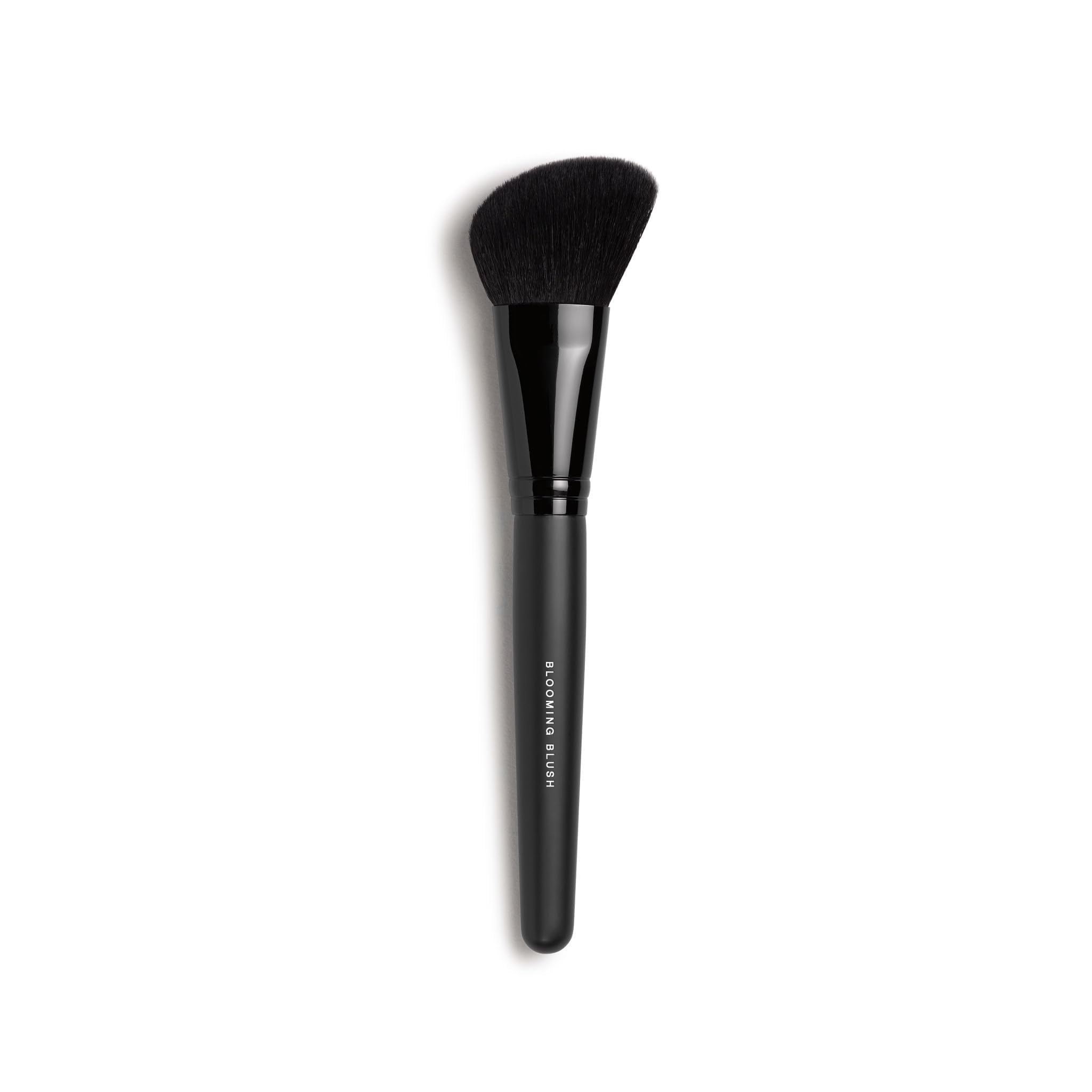 Brocha angular bareMinerals Blooming para realzar pómulos con difusión suave