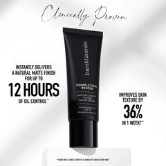 Aplicación del tono Birch 1.5 de bareMinerals Complexion Rescue para un tono uniforme.