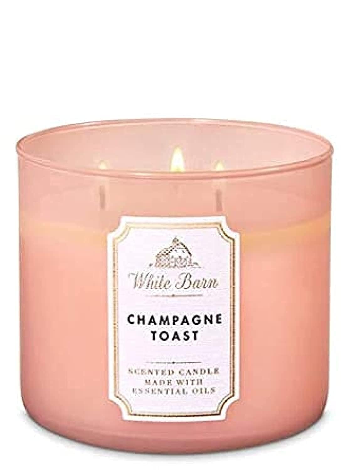 Bath & Body Works Champagne Toast, vela de tres mechas, crea ambiente festivo y fragante.