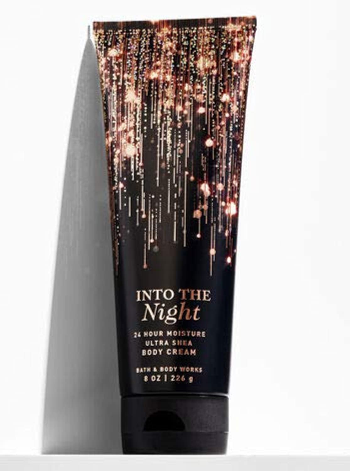 Bath & Body Works Into the Night crema Ultra Shea, fragancia de bayas oscuras para experiencias sensoriales.