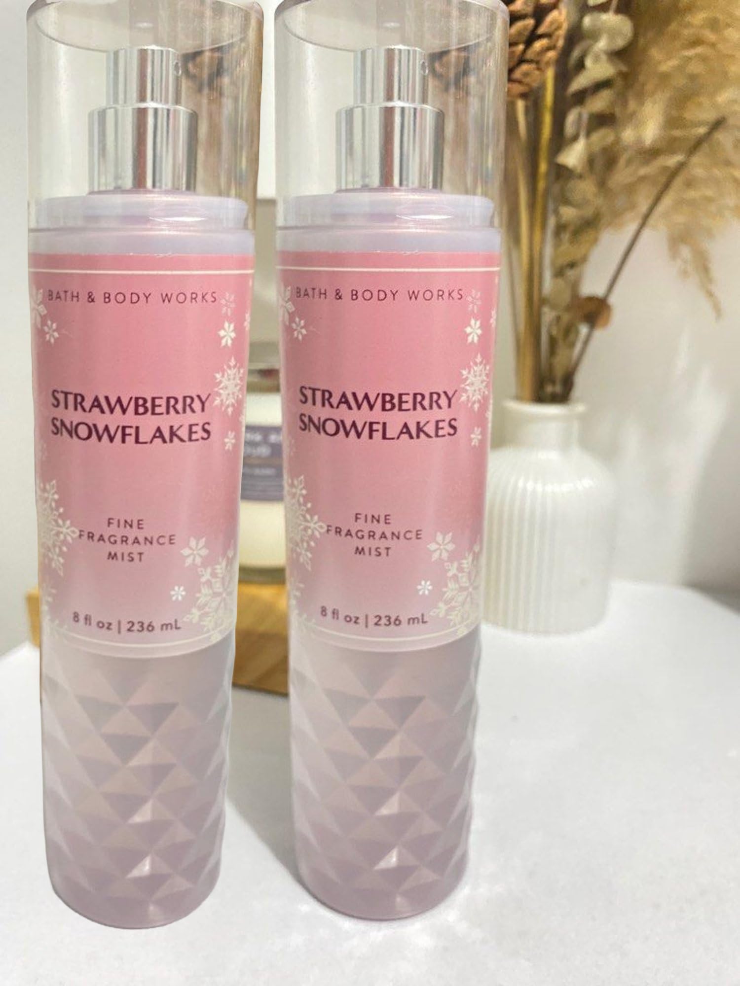 Bath & Body Works Strawberry Snowflakes: dúo de 8 onzas en estuche regalo.