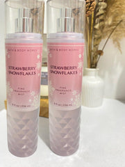 Bath & Body Works Strawberry Snowflakes: dúo de 8 onzas en estuche regalo.