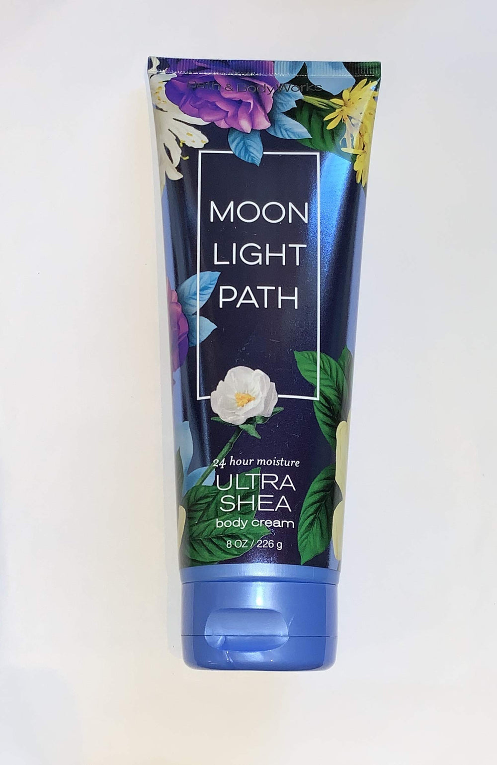 Textura sedosa de Moonlight Path, crema no grasa de Bath & Body Works para absorción rápida.