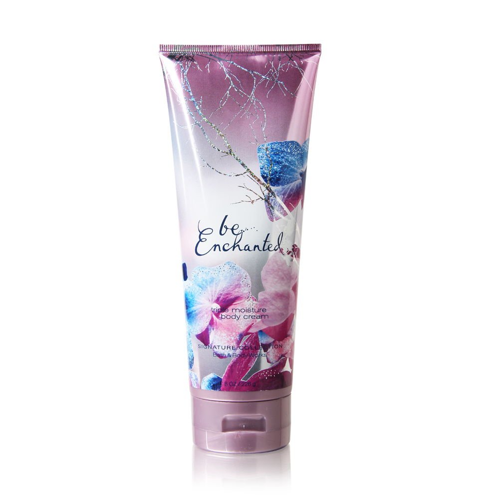 Be Enchanted crema corporal de Bath & Body Works, textura aterciopelada y hidratación duradera.