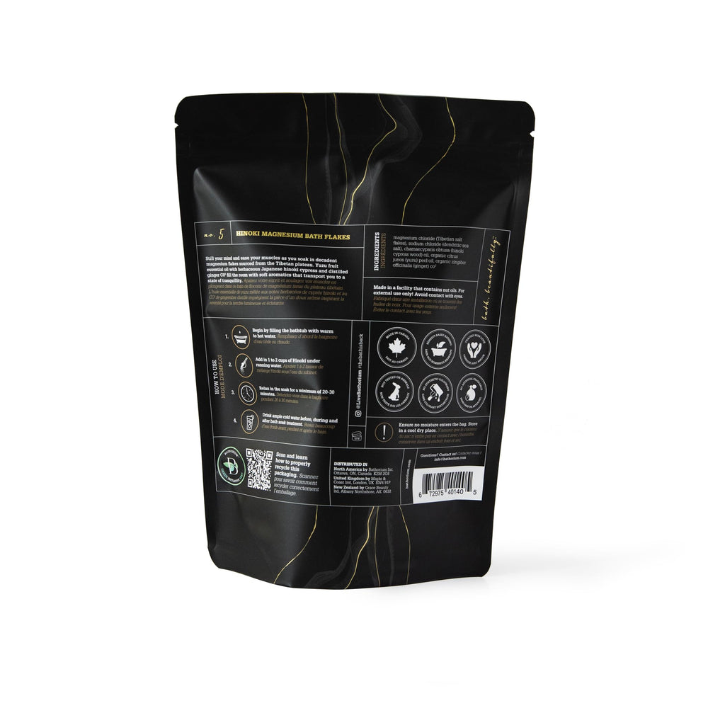 Bathorium Hinoki envase 26oz: tamaño ideal para varias sesiones de autocuidado.