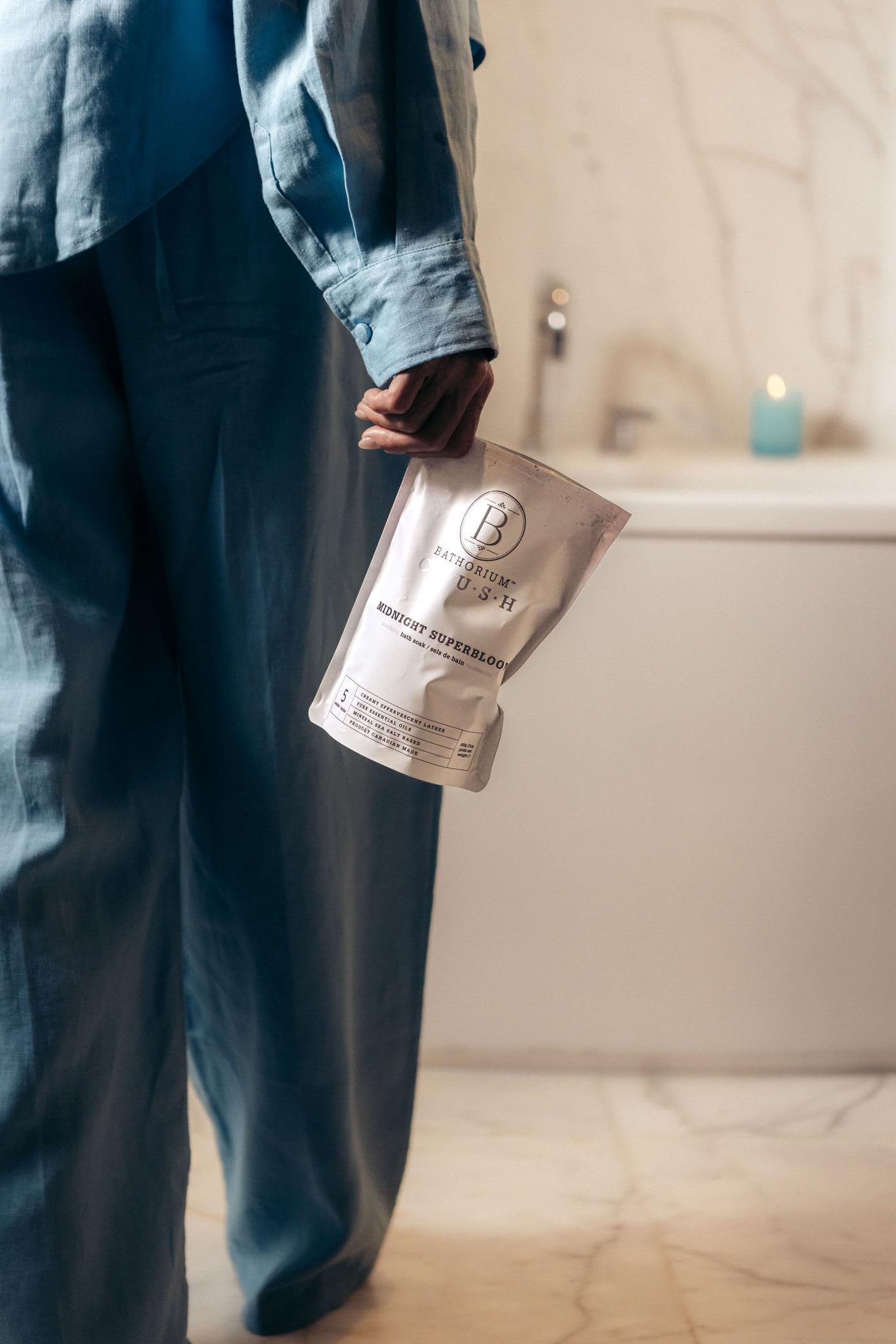 Bathorium Medianoche Floral arcilla kaolín: textura suave que hidrata durante el baño.