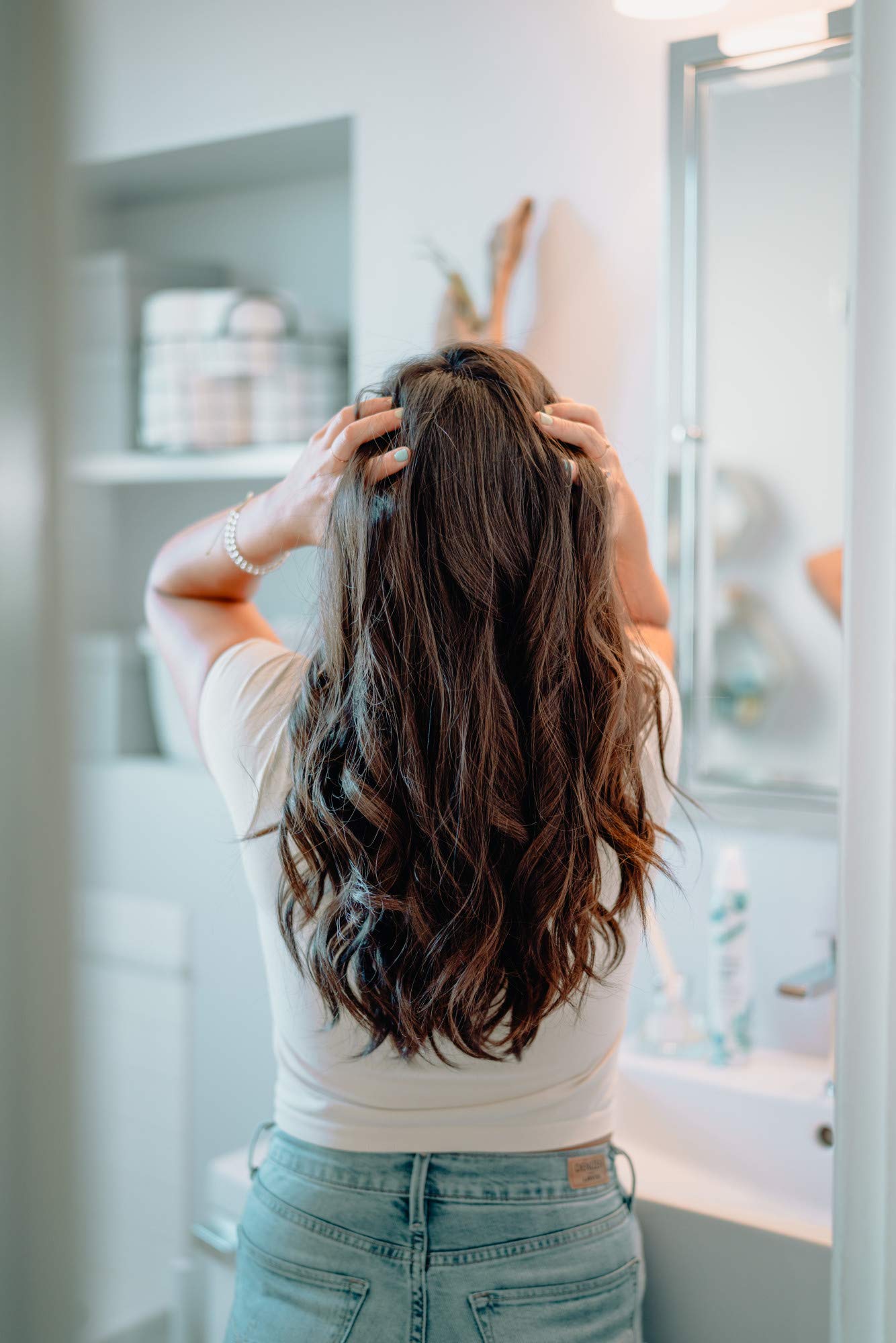 Batiste espuma limpiadora sin agua, enfoque en la aplicación rápida en el cabello.