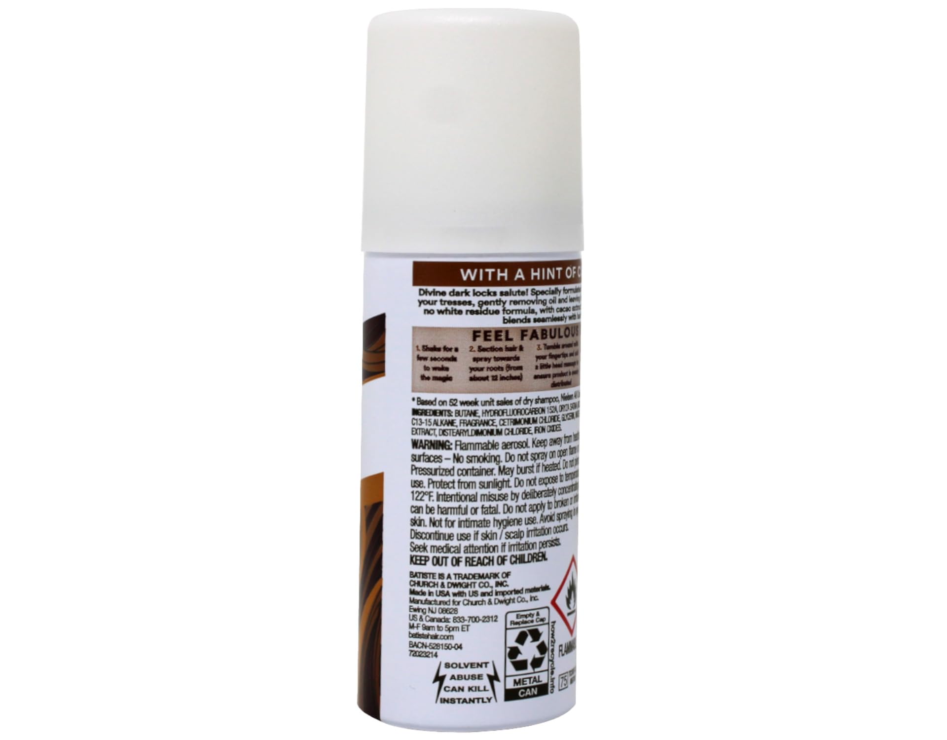 Aplicando el spray en el cabello para refrescar y dar cuerpo de forma natural