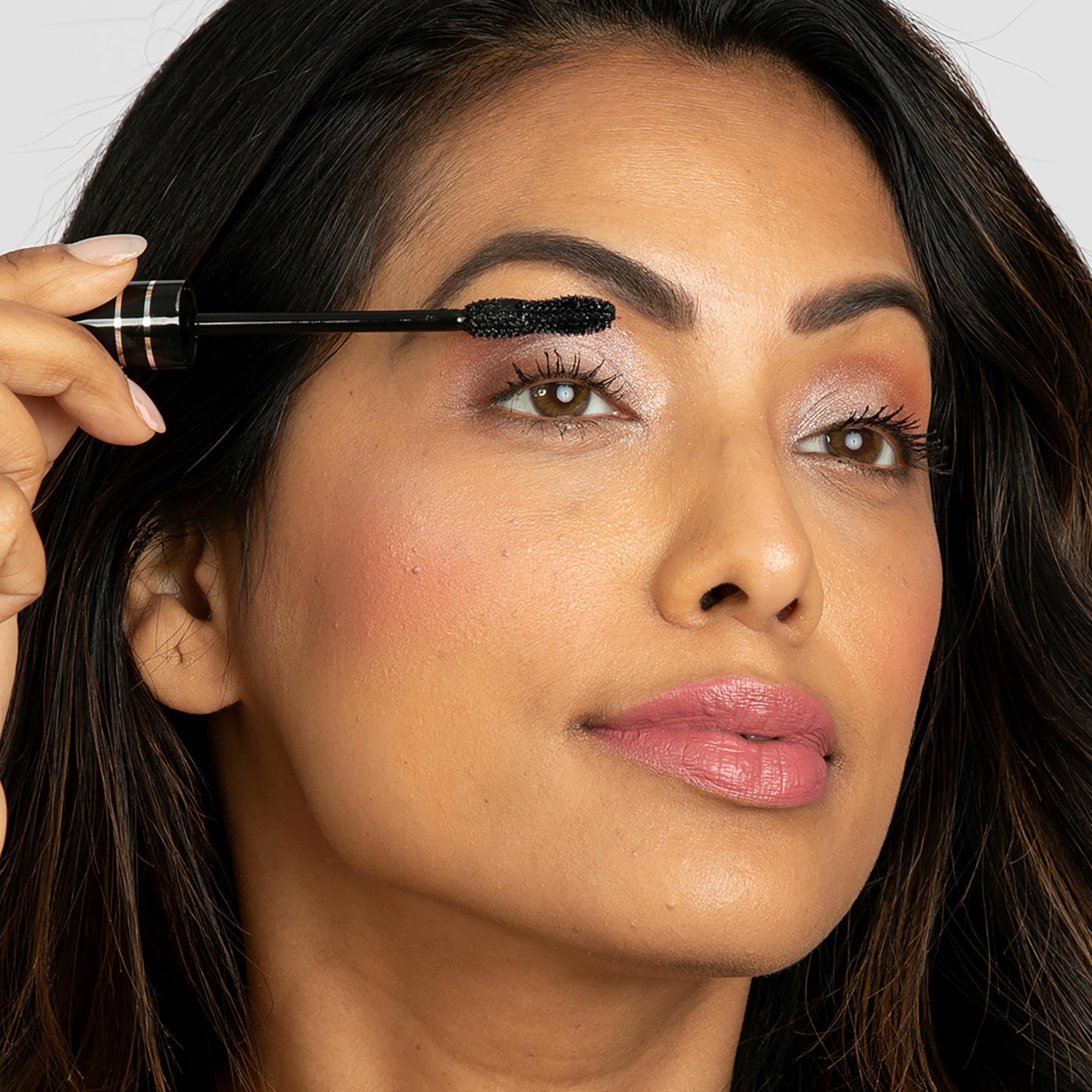 Aplicación limpia y suave para uso diario con Forever Lash Mascara.
