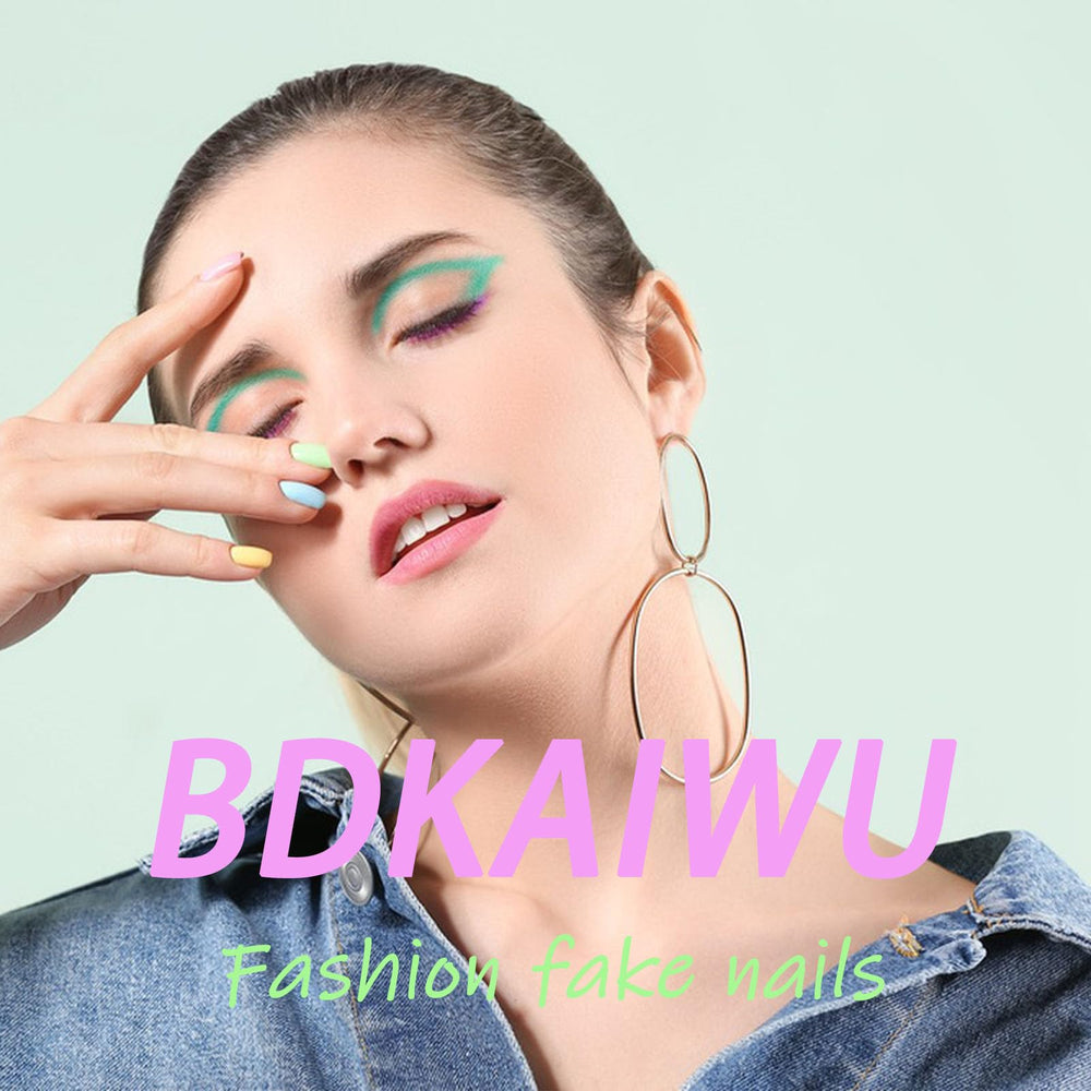 BDKAIWU escena de moda mostrando uñas con diseño floral.