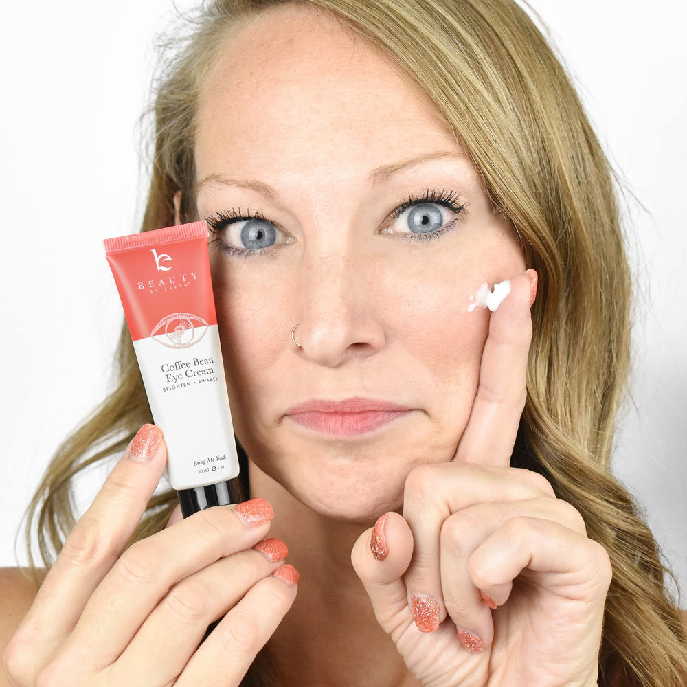 Beauty by Earth Caffeine Eye Cream - Detalle de envase que inspira confianza y calidad.