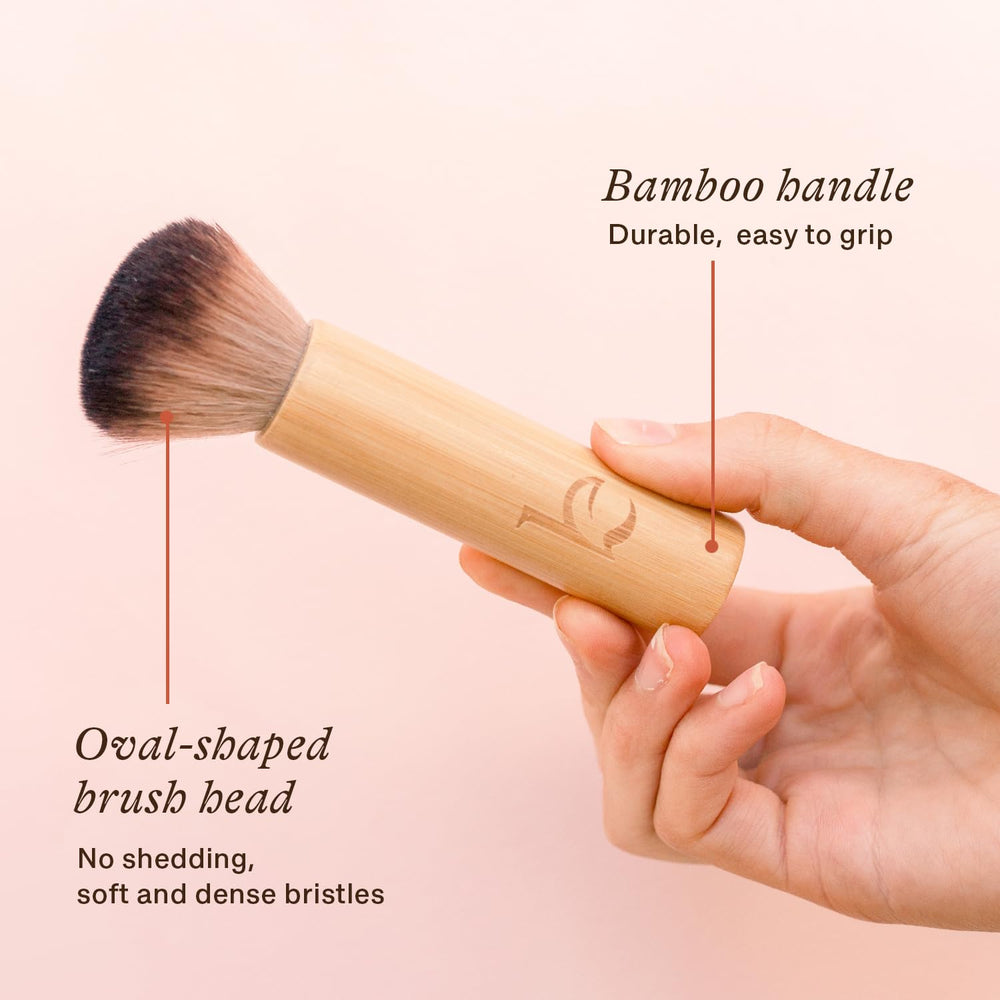 Beauty by Earth Kabuki con mango de bambú, diseño sostenible
