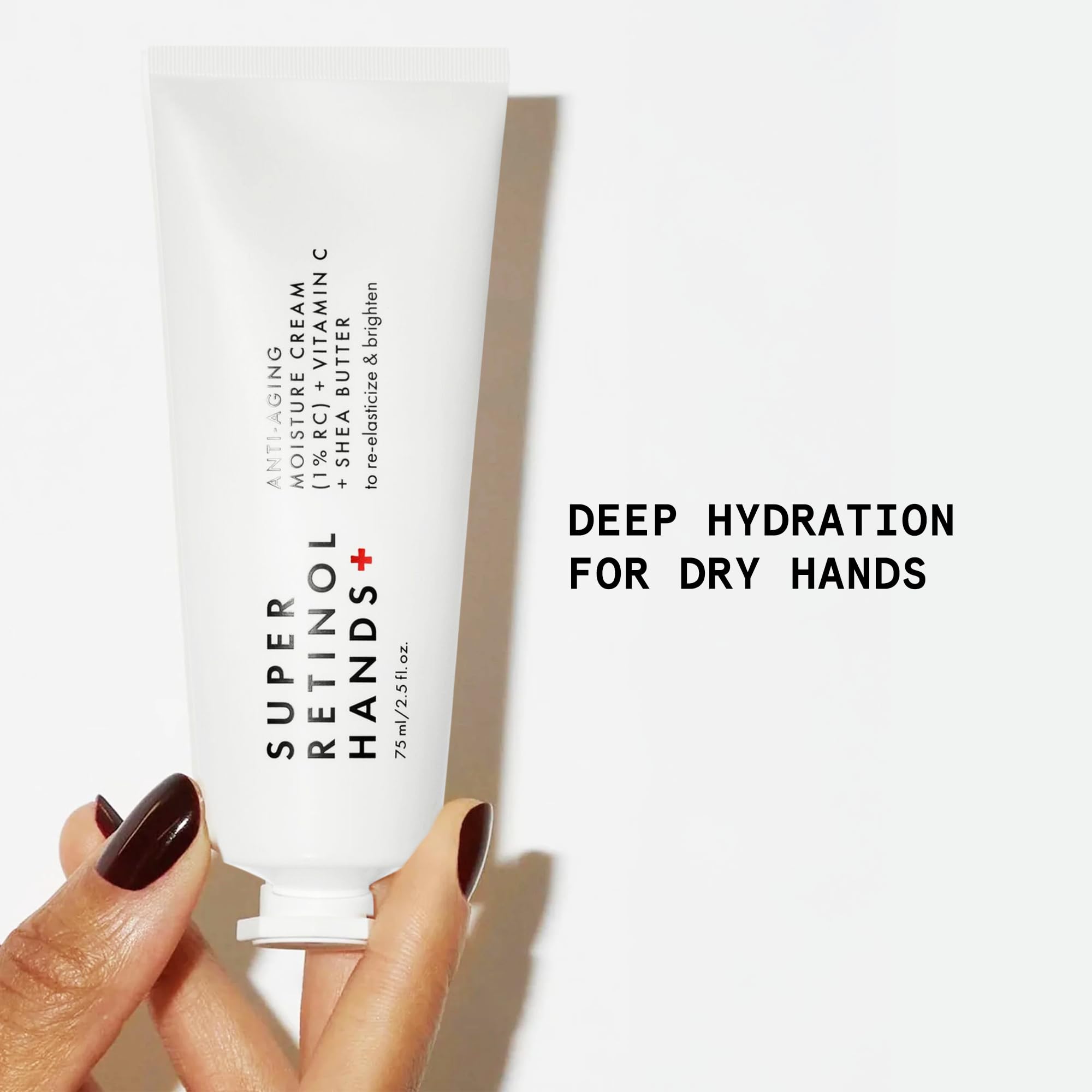 Aplicación de retinol encapsulado al 1% en manos con Beauty Pie