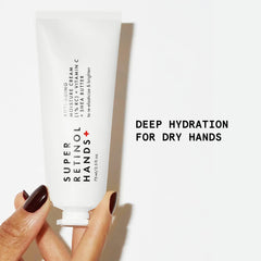 Aplicación de retinol encapsulado al 1% en manos con Beauty Pie