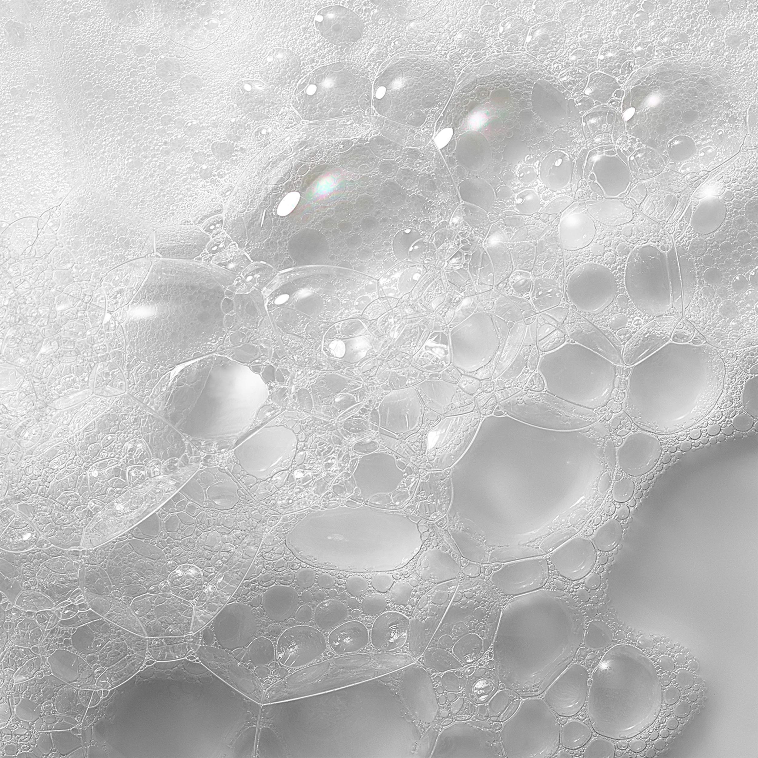BeautyBio Balance aplicación en rostro para una limpieza calmante.