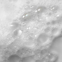 BeautyBio Balance aplicación en rostro para una limpieza calmante.