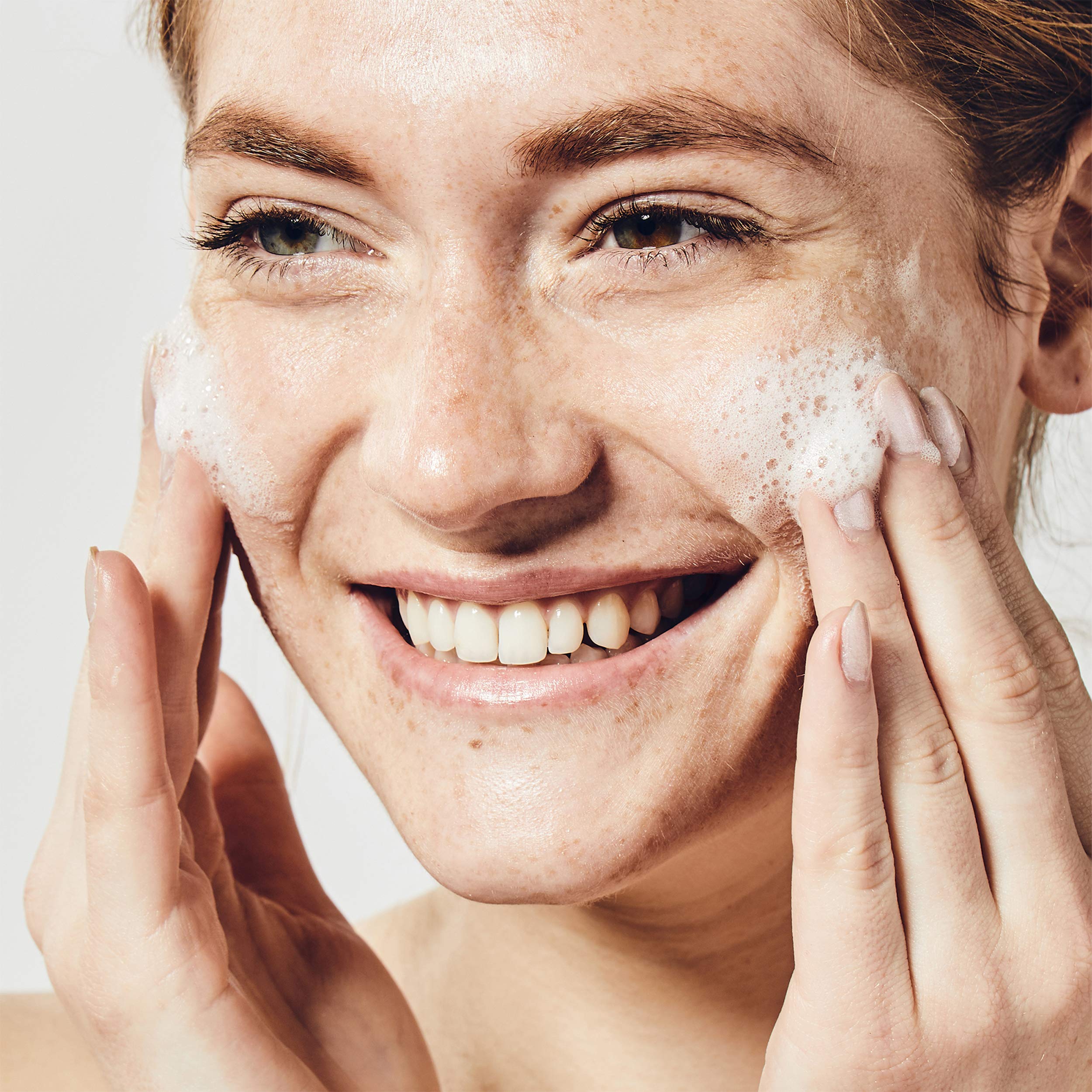 BeautyBio Balance botella de seis onzas líquidas lista para uso diario.
