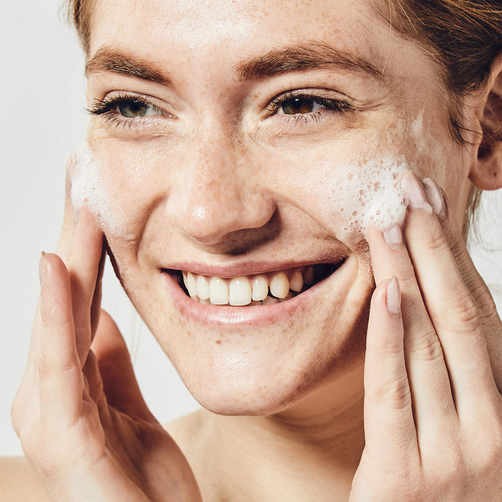 BeautyBio Balance botella de seis onzas líquidas lista para uso diario.