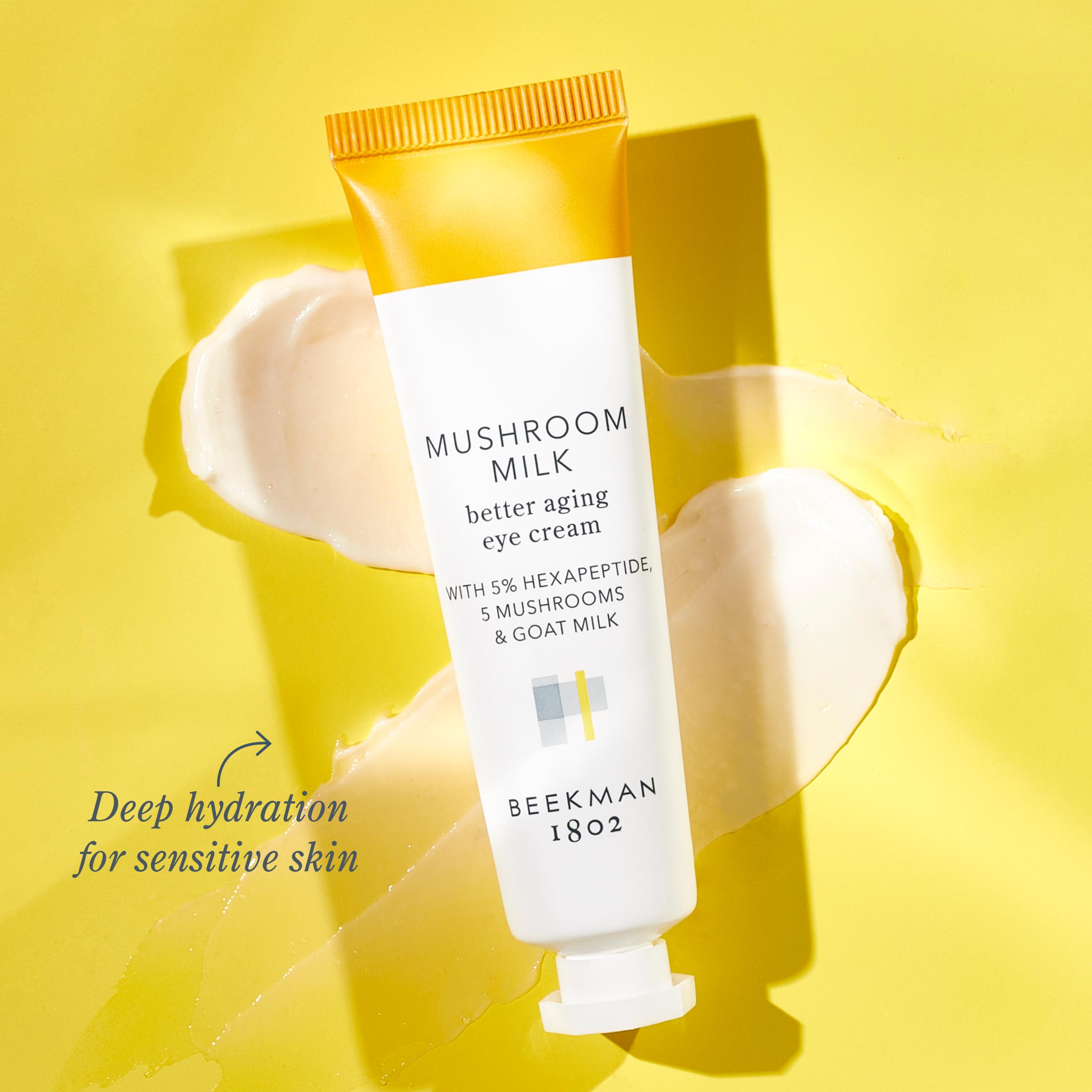 Aplicando Beekman 1802 crema para ojos con suavidad alrededor del ojo