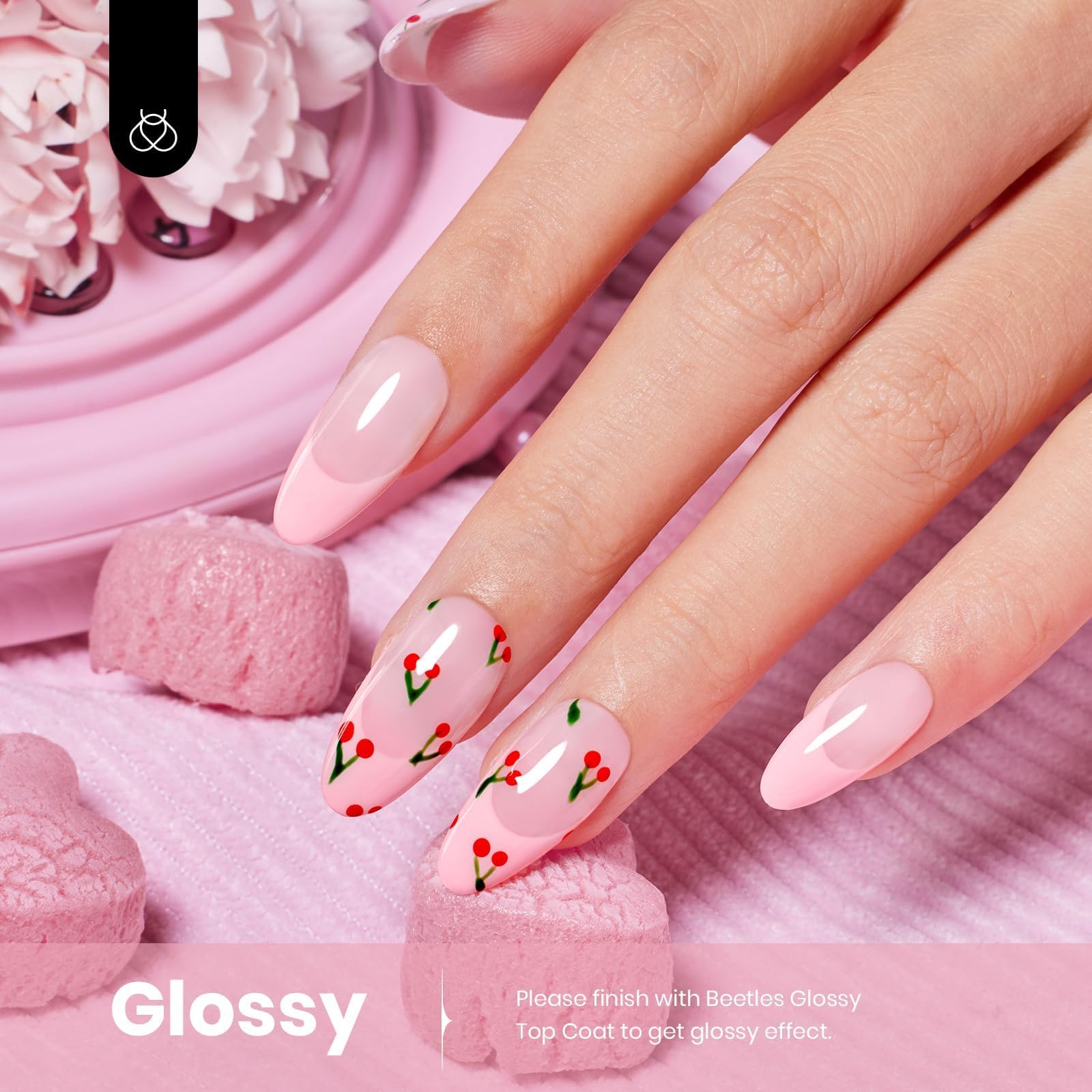 Beetles Gel Polish: aplicación con pincel rosa para manicura uniforme.