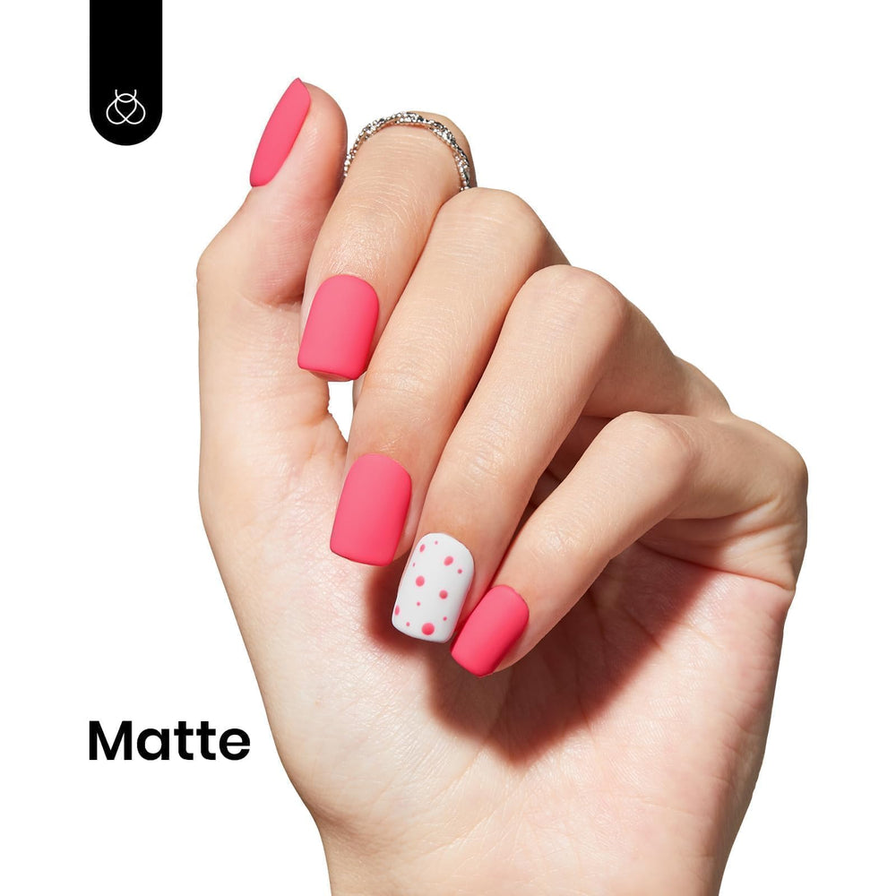Beetles coctel fresa, uñas en manos, estilo glam duradero.