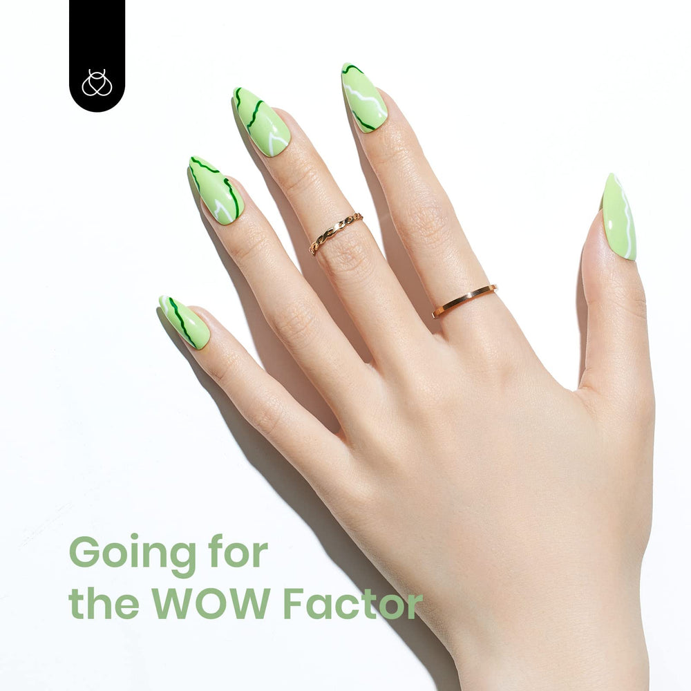 Beetles gel de uñas menta verde: secado con lámpara UV en casa.