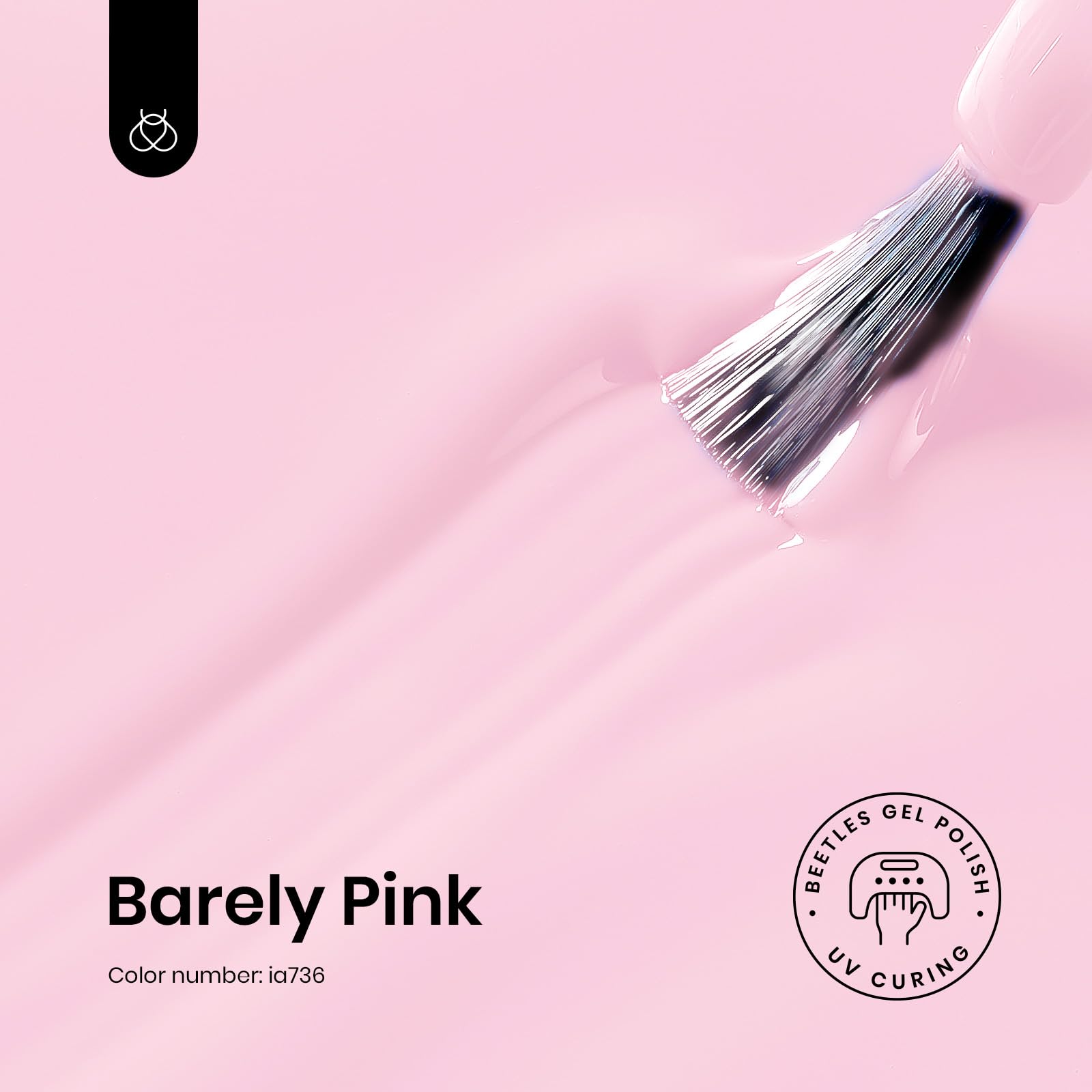 Aplicación suave de esmalte de gel rosa claro con iluminación LED.