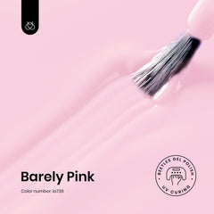 Aplicación suave de esmalte de gel rosa claro con iluminación LED.