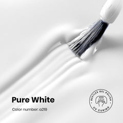 Aplicación suave de Beetles Gel Polish blanco sobre una uña.