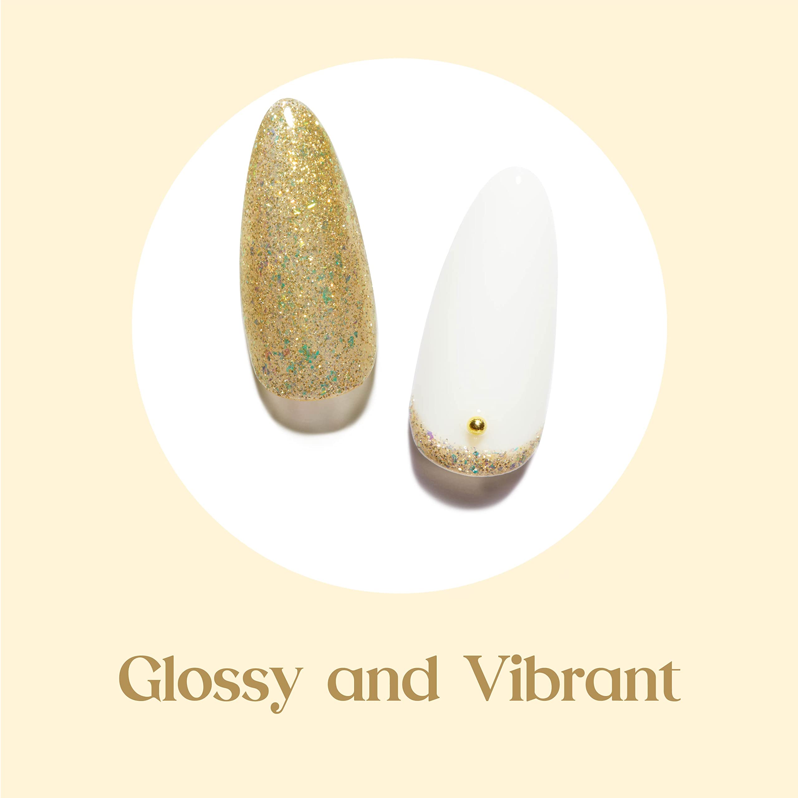 Beetles Gold Gel Polish destellos dorados visibles bajo diferentes luces.