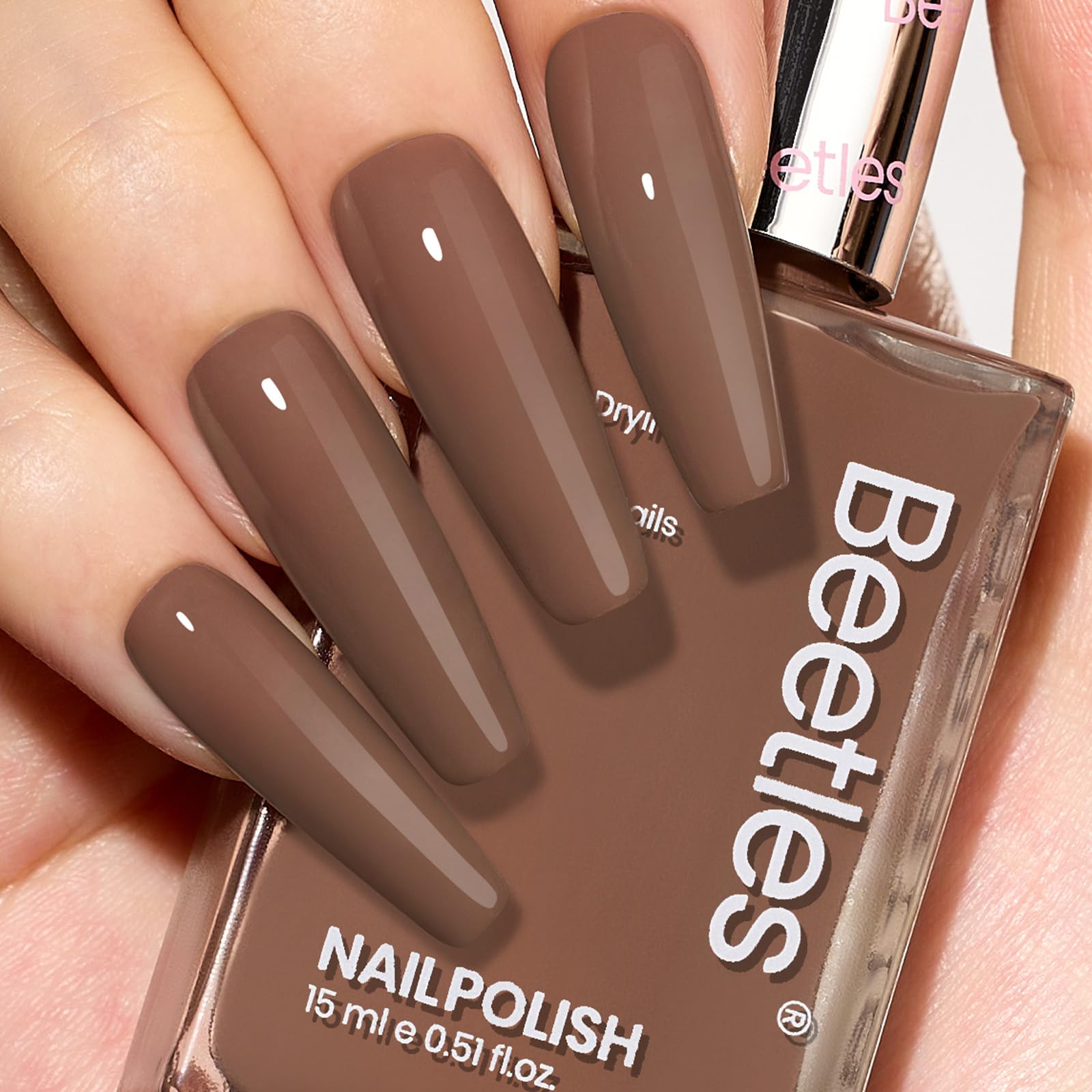 Beetles Mocha Mousse: esmalte marrón brillo para un acabado elegante.