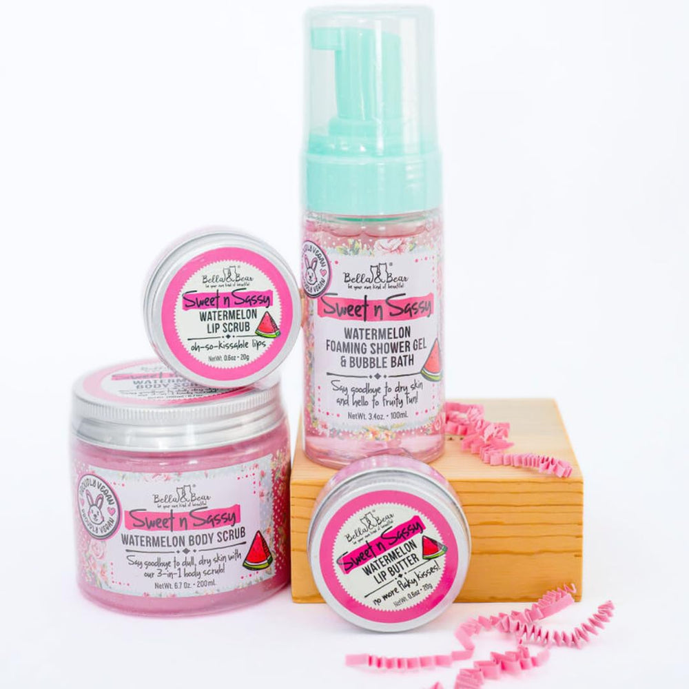 Aplicación de Bella & Bear Sweet 'n' Sassy en labios para suavizar la piel.