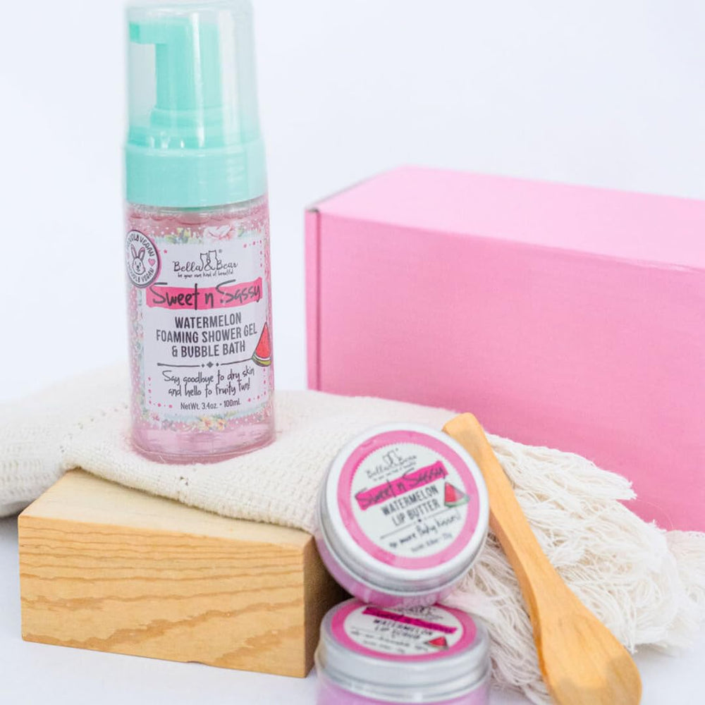 Manteca de cacao en la fórmula de Bella & Bear Sweet 'n' Sassy para labios nutridos.