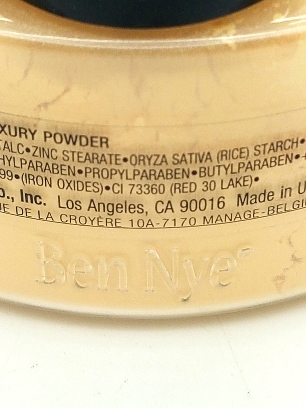 Textura sedosa de Ben Nye Banana Powder para piel clara con subtonos dorados.