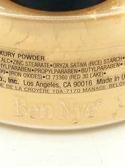 Textura sedosa de Ben Nye Banana Powder para piel clara con subtonos dorados.