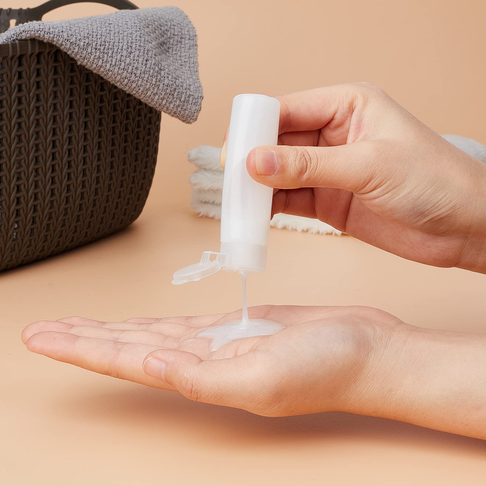BENECREAT tapa abatible 18ml facilita la dosificación diaria de cosméticos.