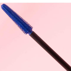 Envase de 8,5 g de Benefit BADgal BANG! listo para viajar