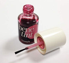 El envase compacto de Benefit Benetint Mini facilita retoques durante el día.