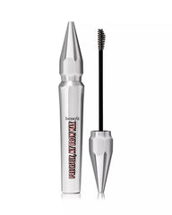 Benefit cera para cejas con aplicación precisa y definición natural.