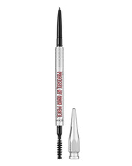 Benefit Crayon Sourcils Ultra-Fin, gros plan montrant précision naturelle et tenue durable.