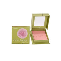Benefit Dandelion Blush, application journalière pour un teint lumineux.
