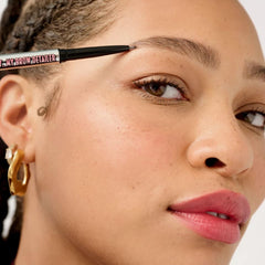 Benefit Detallador Preciso de Cejas con textura cremosa para aplicación suave.