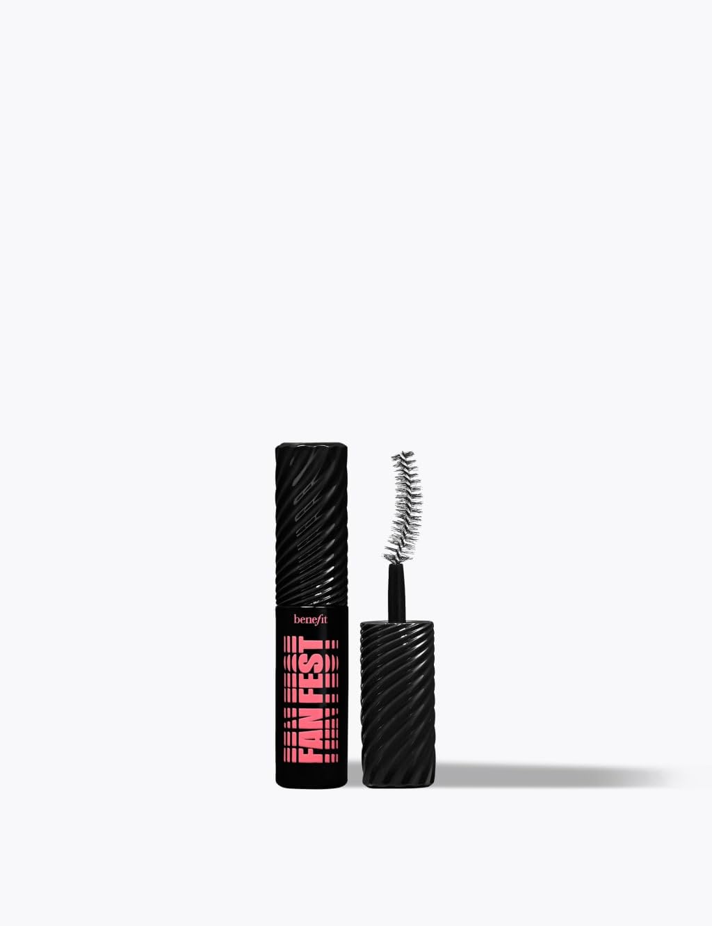 Benefit Fan Fest Mascara resistente al agua sin manchas en climas húmedos.