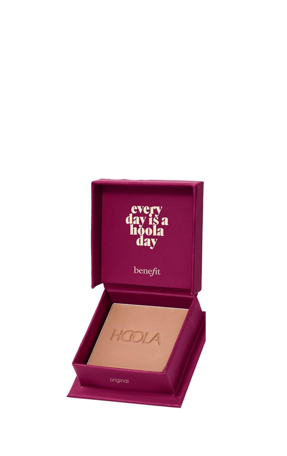 Benefit Hoola mini bronceador mate aplicado en los pómulos para calidez natural