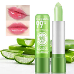 Composición natural con aloe vera y vitaminas para labios hidratados.