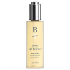 Better Not Younger serum: botella visible para densidad capilar y cabello más grueso.