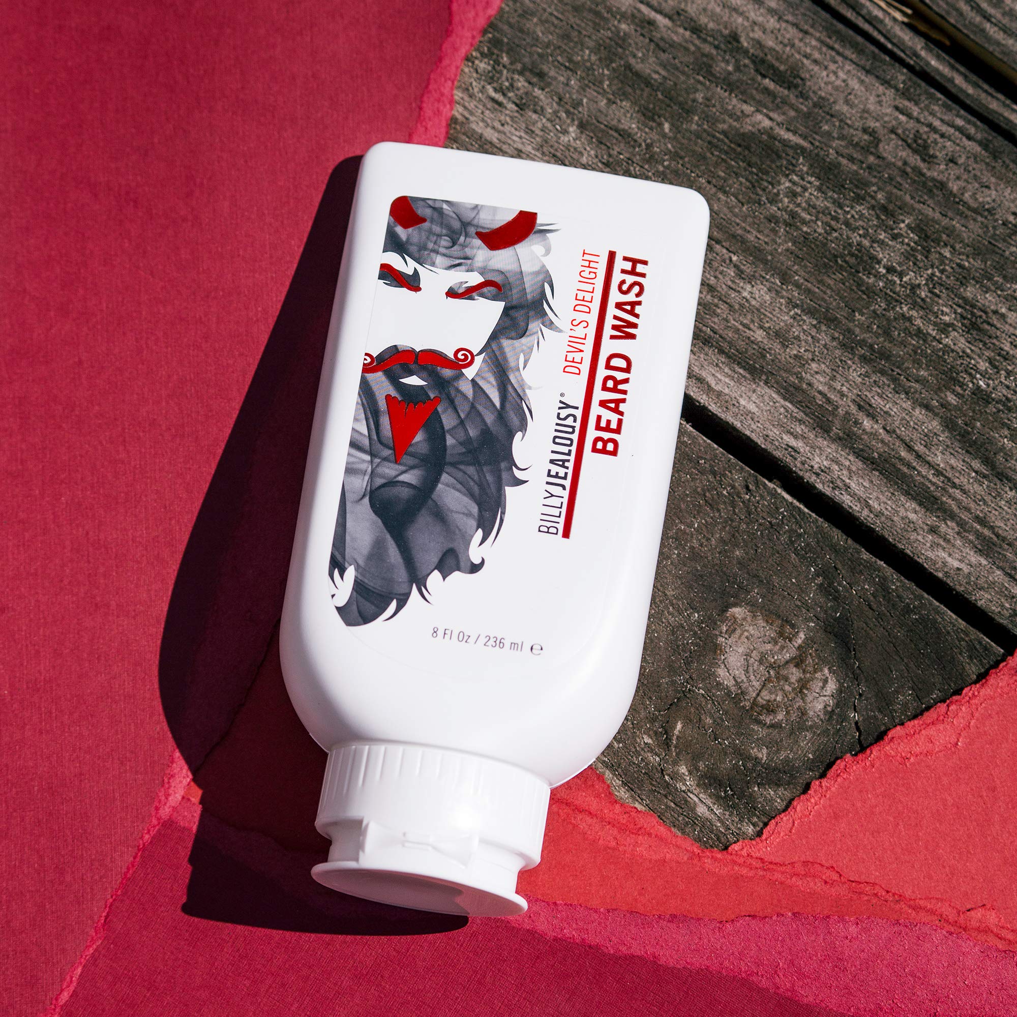 Devils Delight Beard Wash espuma cremosa facilita desenredar y suavizar la barba.
