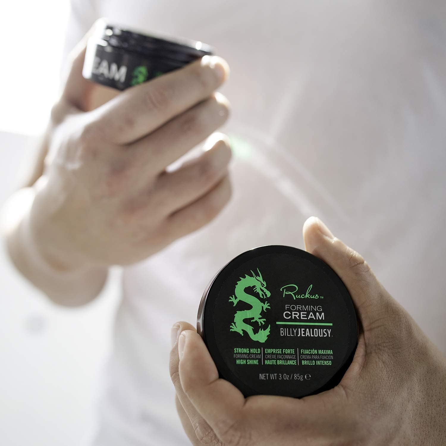 Ingredientes clave: cera de abejas, pantenol y swertia nutren el cabello.